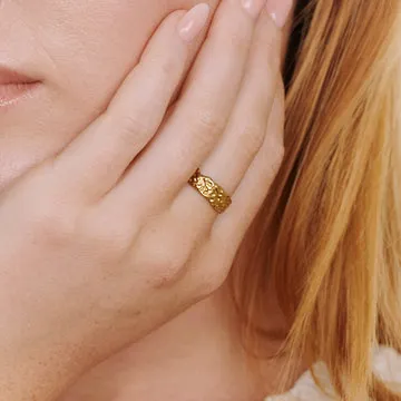 TIMI OF SWEDEN Tone hamret ring forgyldt justerbar