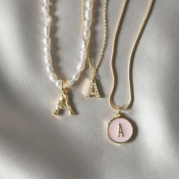 TIMI OF SWEDEN Enamel Letters halskæde forgyldt pastel