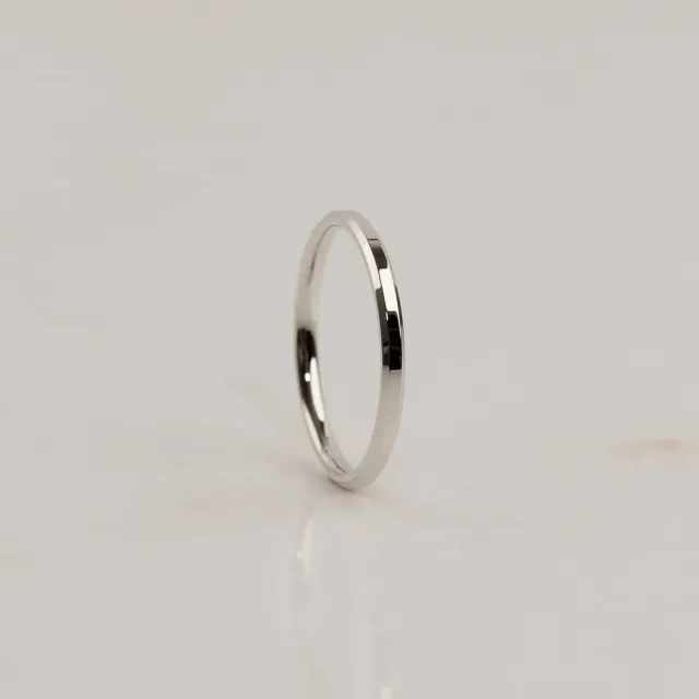 Sisi Copenhagen Beveled Flat Comfort vielsesring hvidguld 2 mm