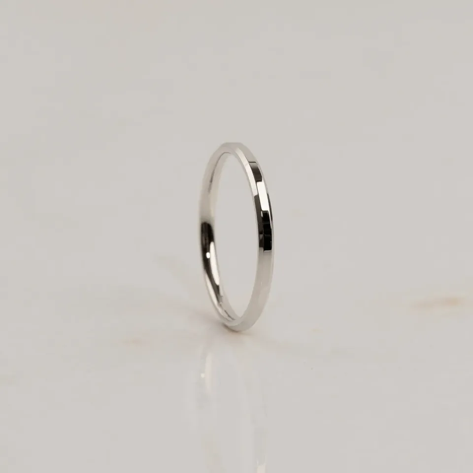 Sisi Copenhagen Beveled Flat Comfort vielsesring hvidguld 2 mm