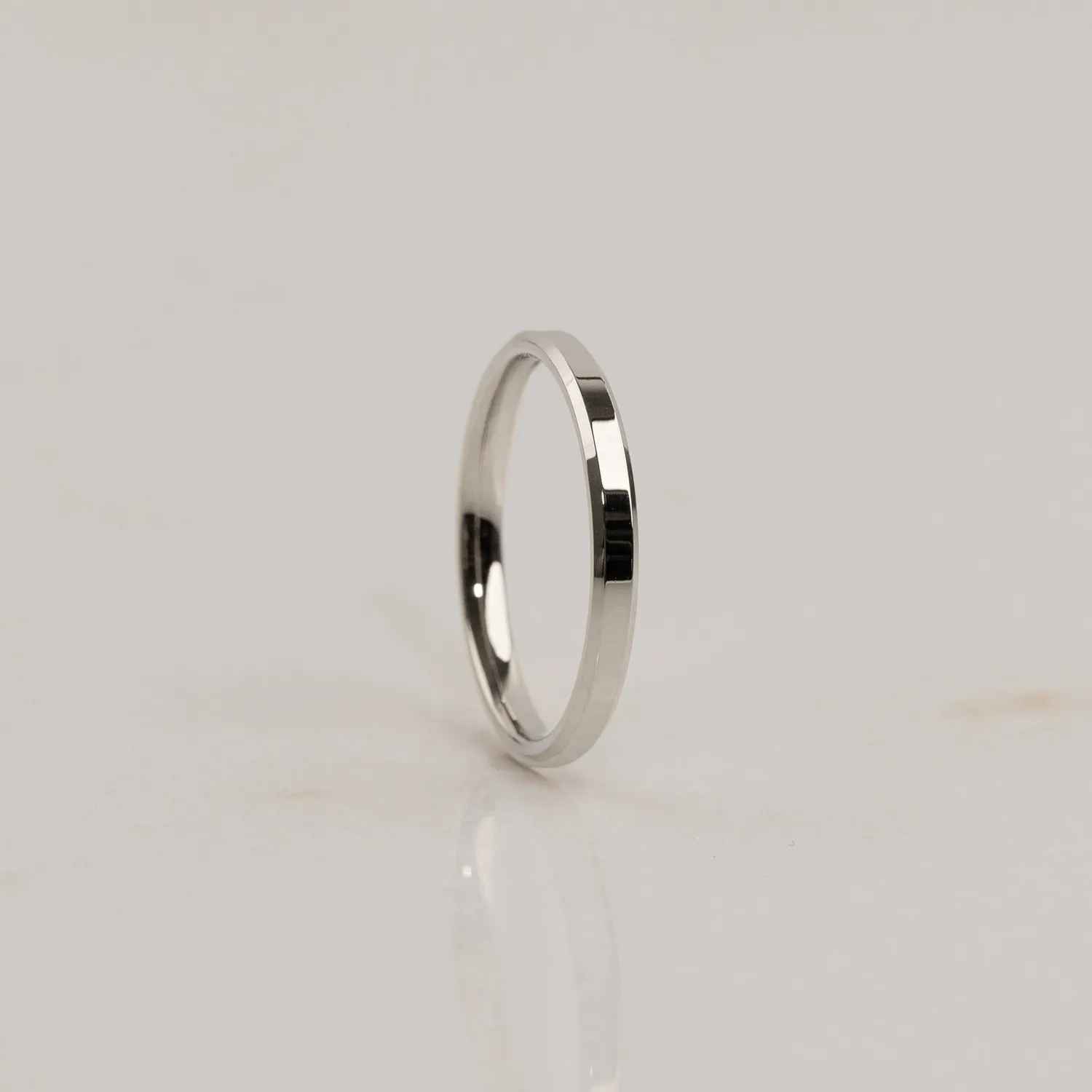 Sisi Beveled Flat Comfort vielsesring hvidguld 2,5 mm