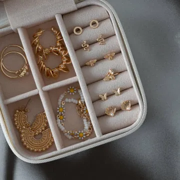 TIMI OF SWEDEN Astrid daisy armbånd guld emalje
