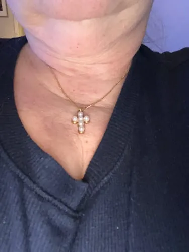 TIMI OF SWEDEN Essie halskæde kors perle guld 35+5 cm
