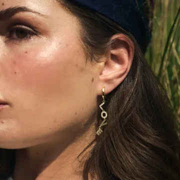 TIMI OF SWEDEN Millie Love Letter hoop øreringe med krystal