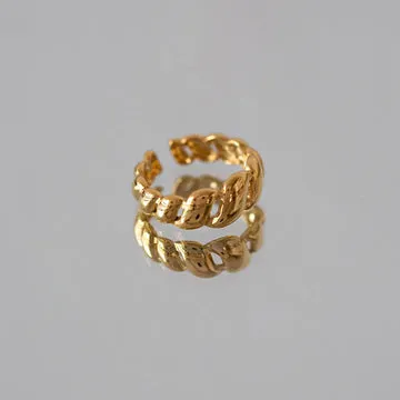 TIMI OF SWEDEN Bea ring croissant guld justerbar