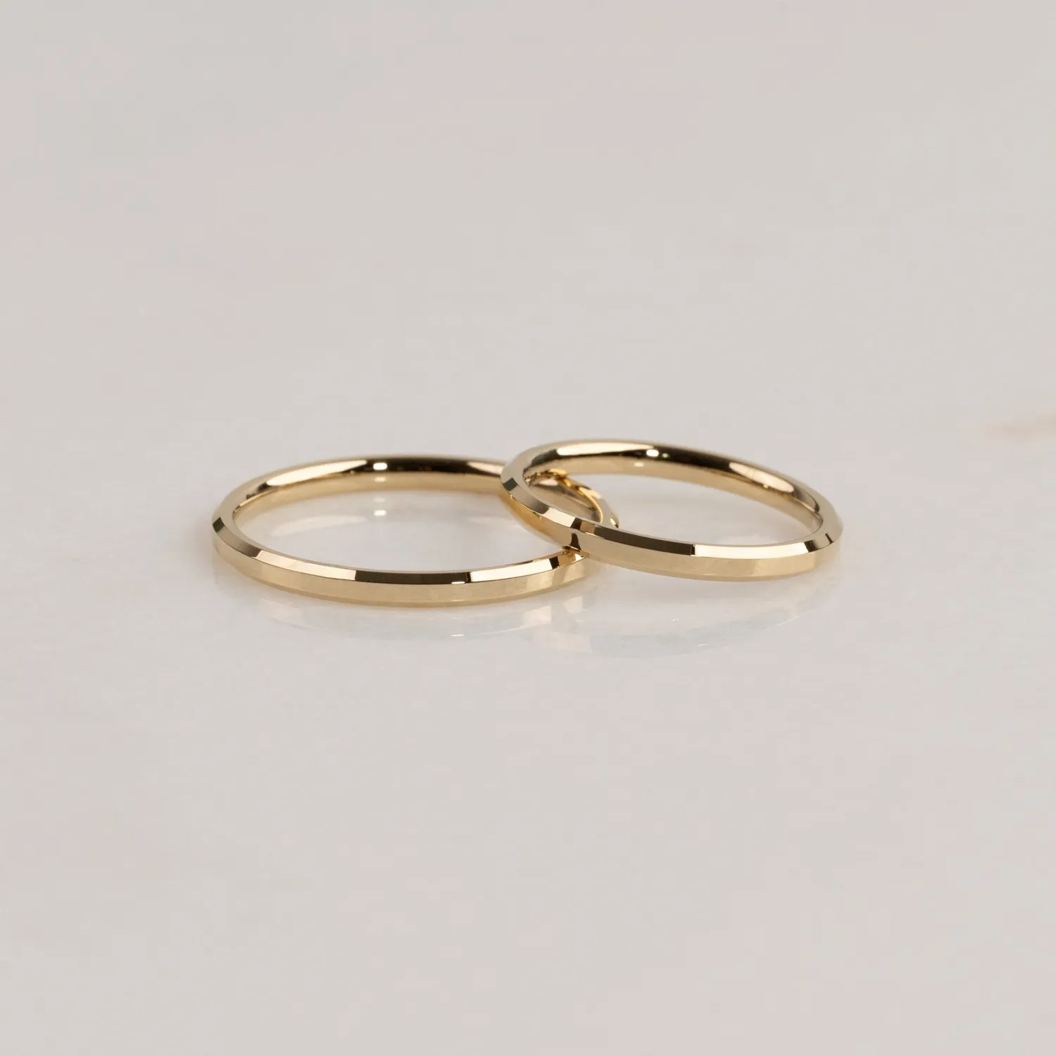 Sisi Copenhagen Beveled Flat Comfort vielsesring guld 2mm