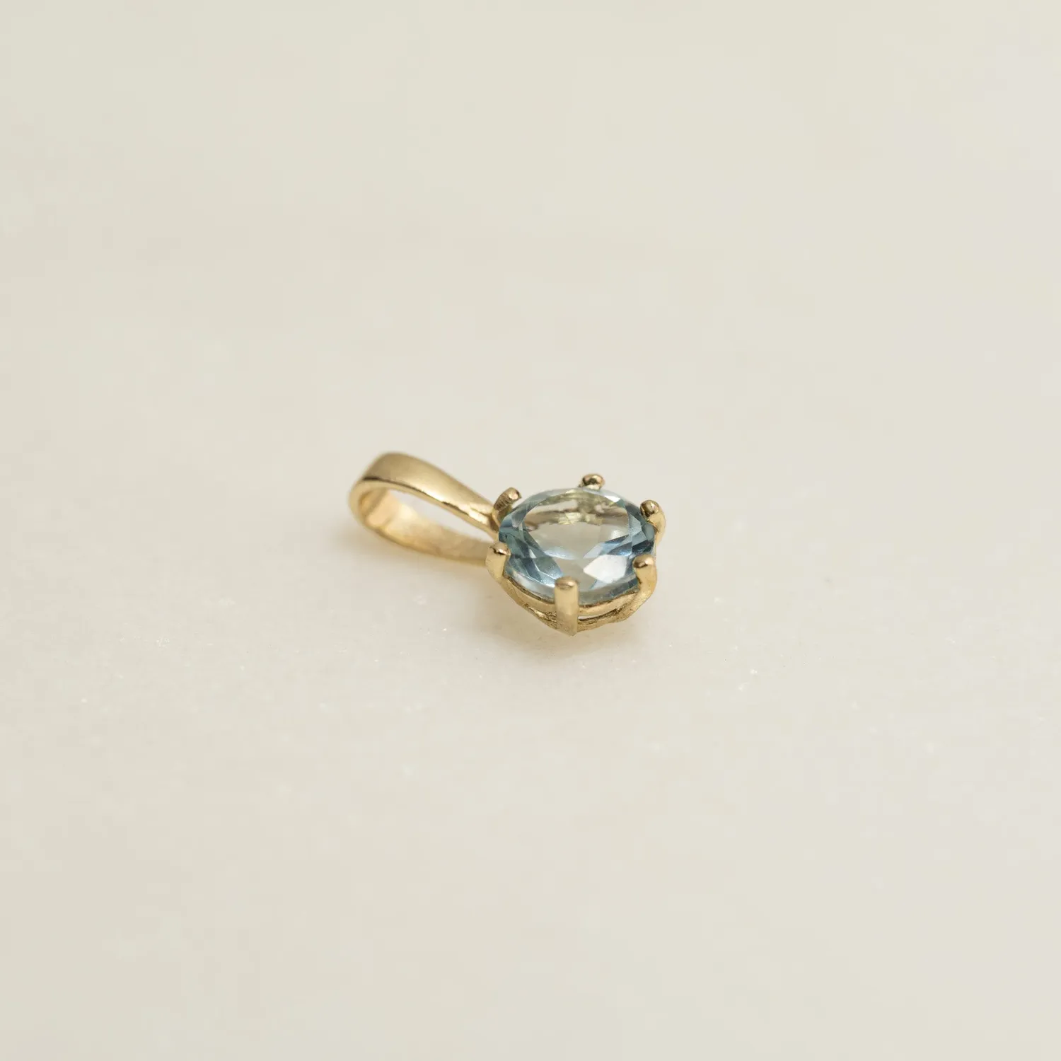 Sisi Copenhagen Soley Blue Topaz vedhæng 9kt guld 4mm