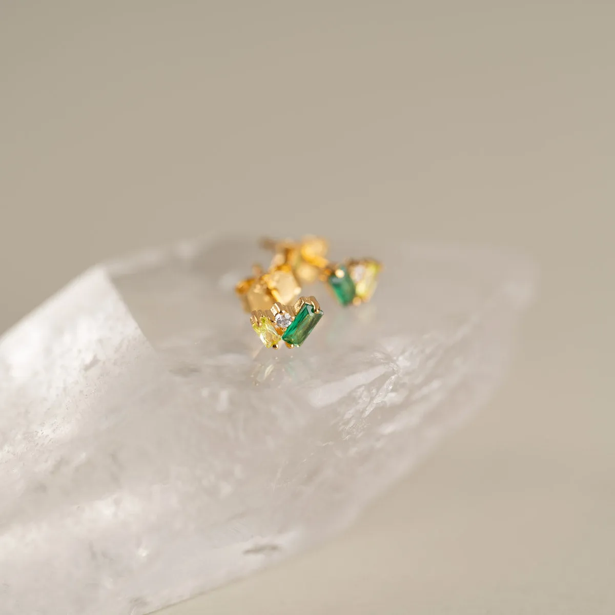 Sisi Copenhagen Esmeralda Green Golden Stud øreringe par grøn zirkon
