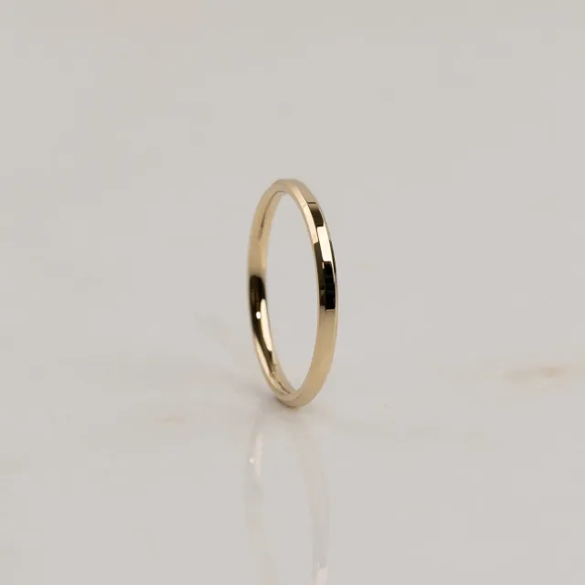 Sisi Copenhagen Beveled Flat Comfort vielsesring 2 mm guld