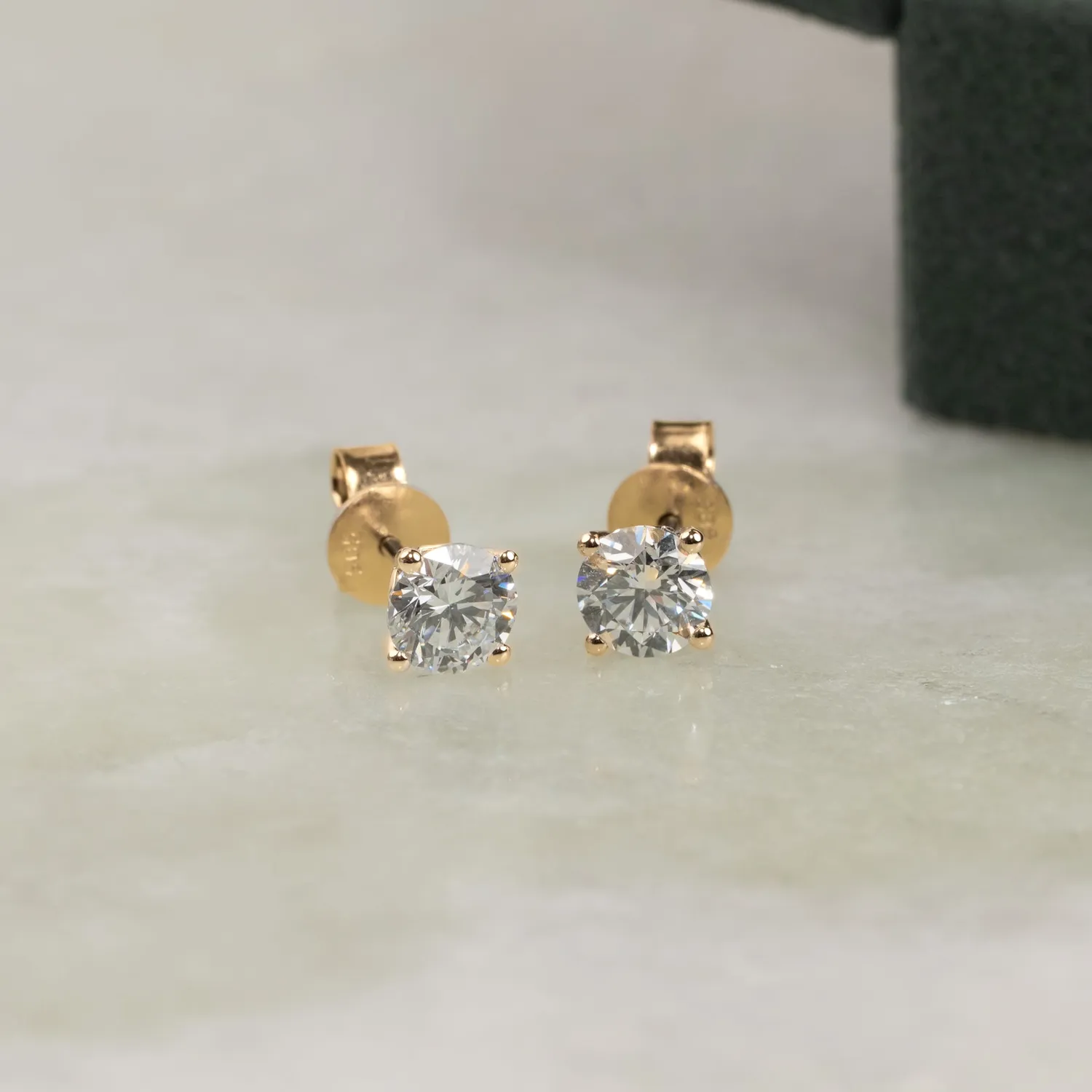 Sisi Copenhagen Classic Solitaire ørestikker guld 0,5 ct