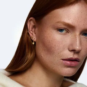 TIMI OF SWEDEN Sarah Heart Outline ear cuff forgyldt