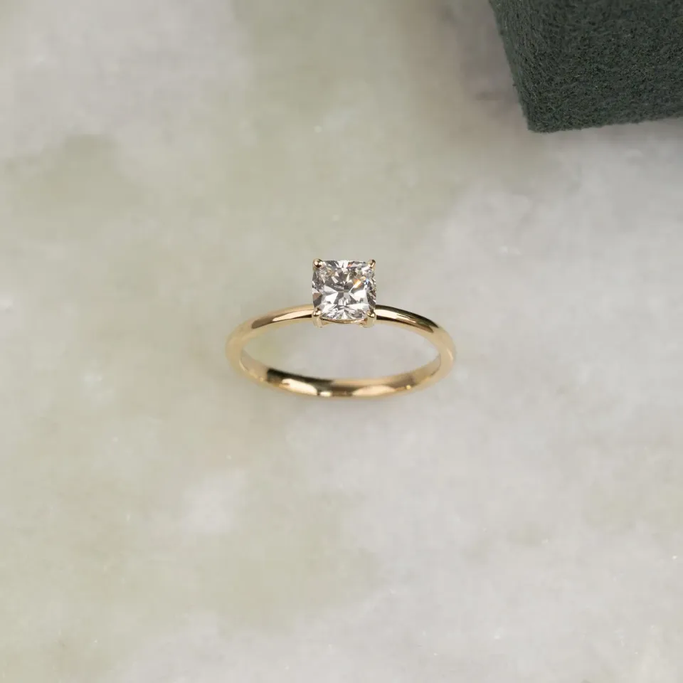 Sisi Copenhagen Solitaire 0,75ct cushion diamantring guld