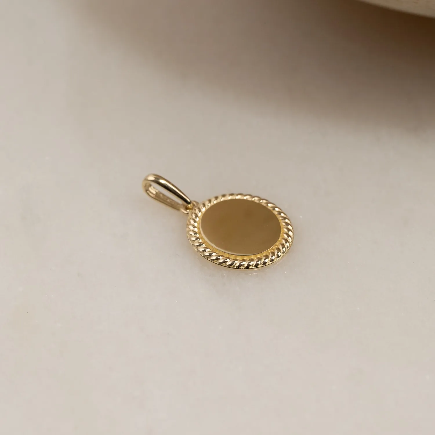 Sisi Copenhagen graverbart vedhæng 10mm guld 9kt rundt