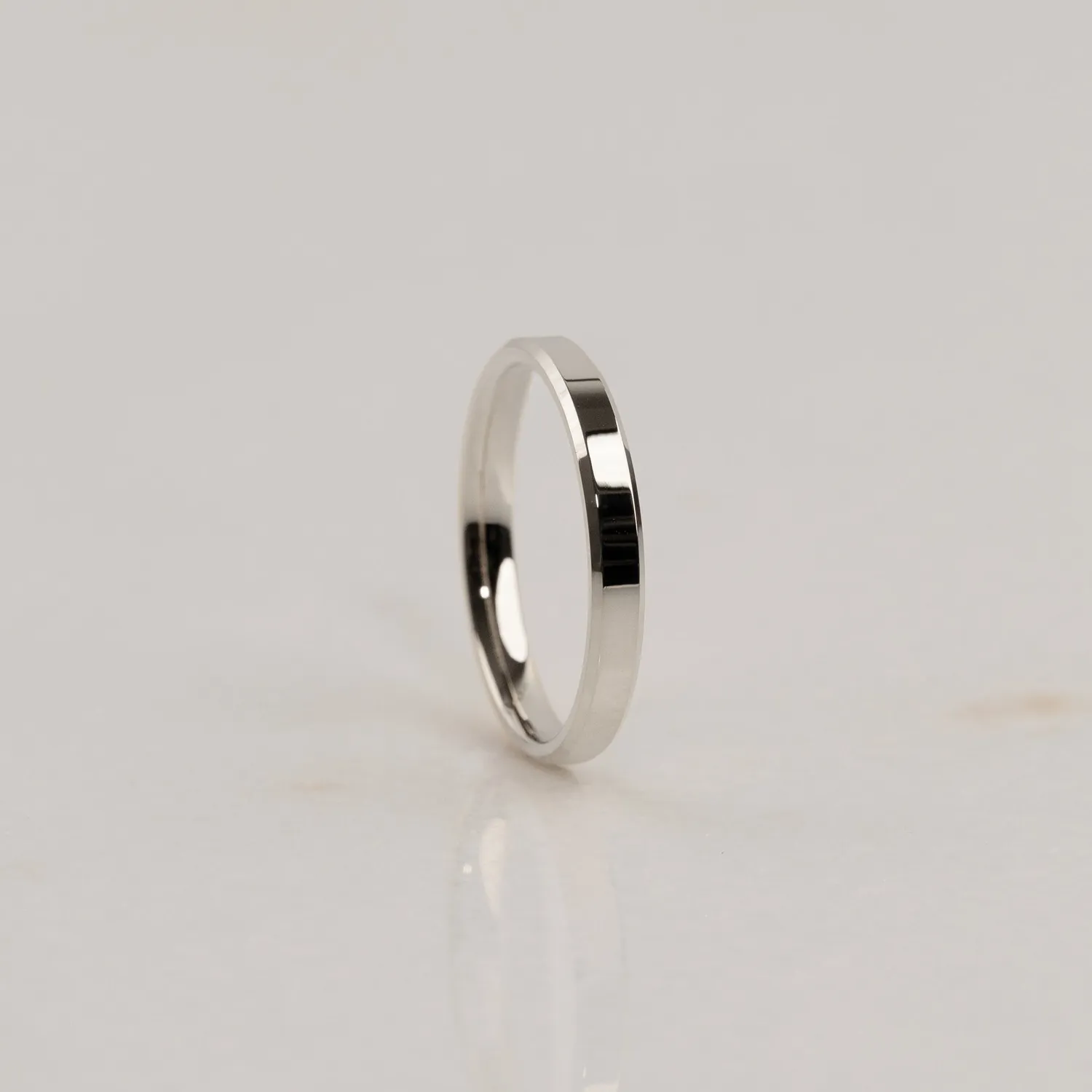 Sisi Beveled Flat Comfort vielsesring hvidguld 2,5 mm