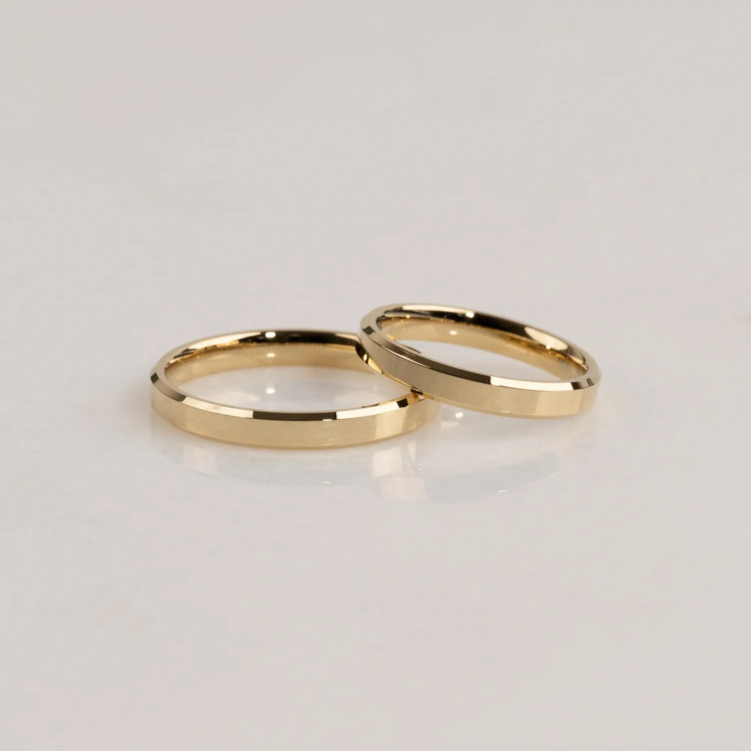 Sisi Beveled Flat Comfort vielsesring 3,5 mm guld