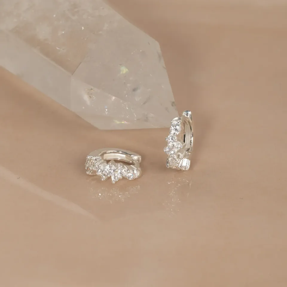 Sisi Copenhagen Clair Crystal Mini Huggie øreringe sølv zirkon