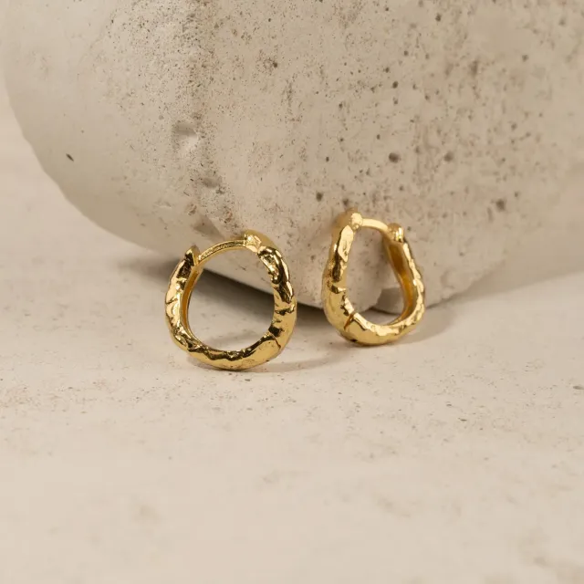 Sisi Copenhagen Maia Golden Huggie øreringe forgyldt 15 mm