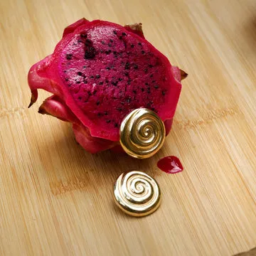 TIMI OF SWEDEN Ebba shell ørestikker guld rustfrit stål