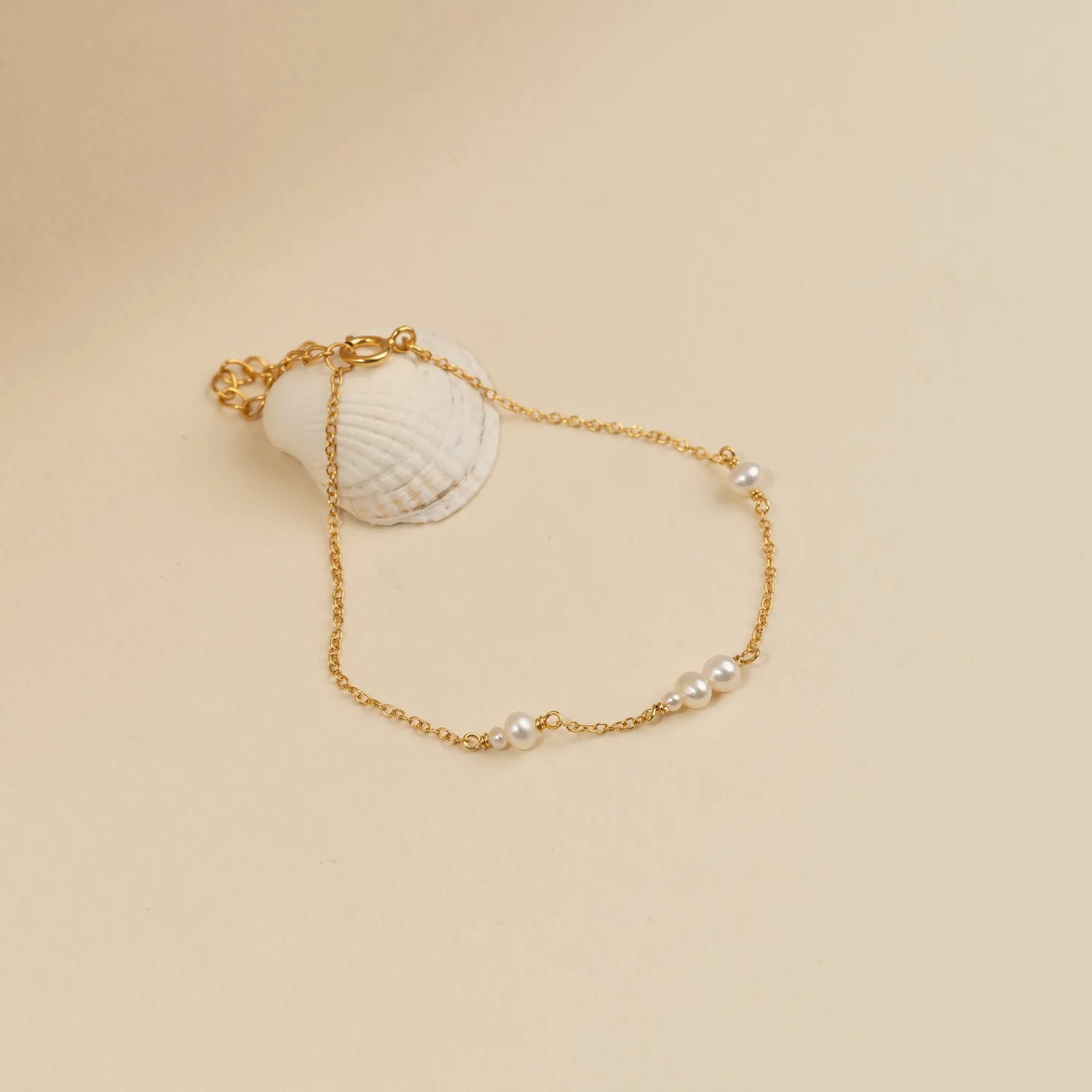 Sisi Copenhagen Evie Pearl armbånd forgyldt perler