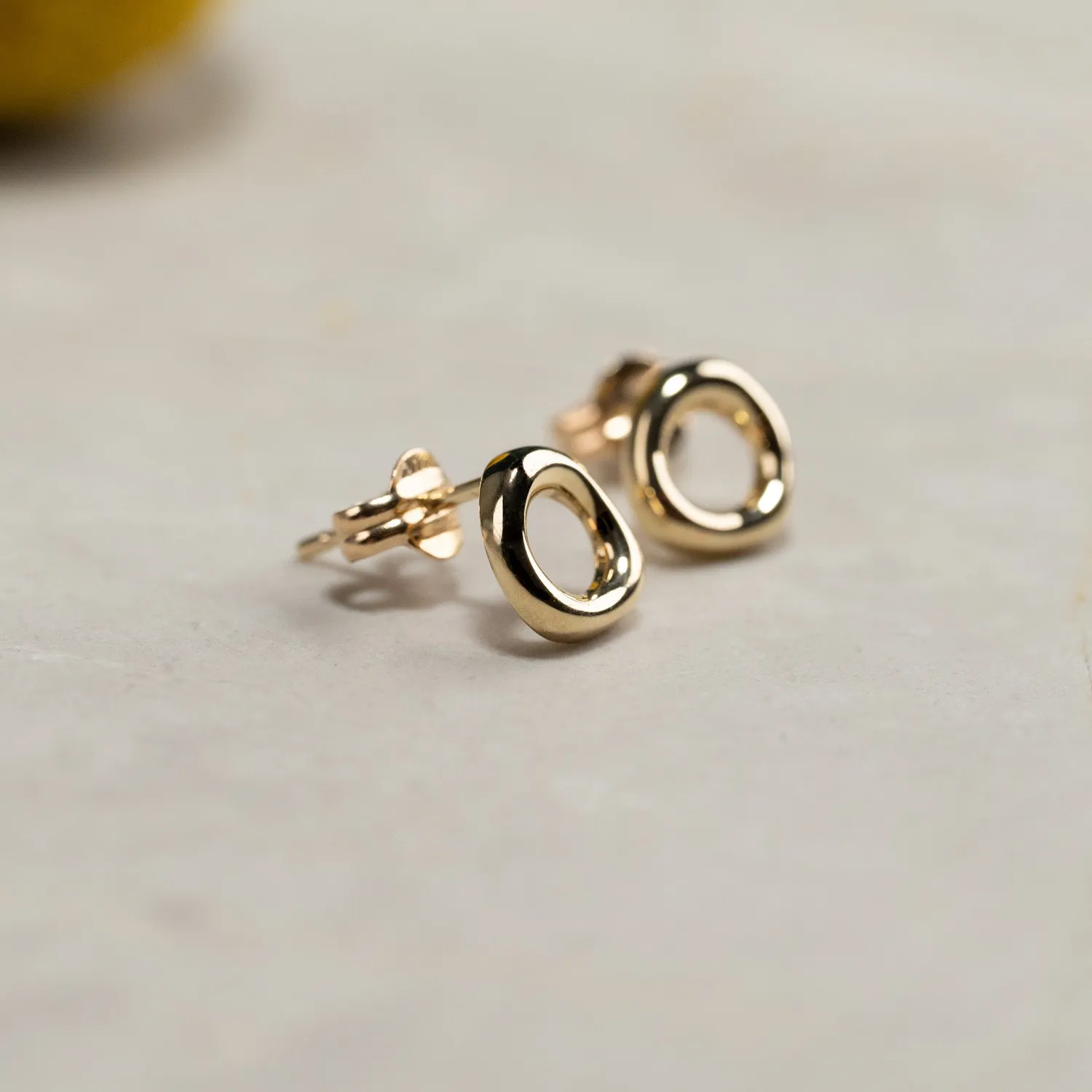 Sisi Copenhagen Olea ørestikker massivt guld 7 mm et par