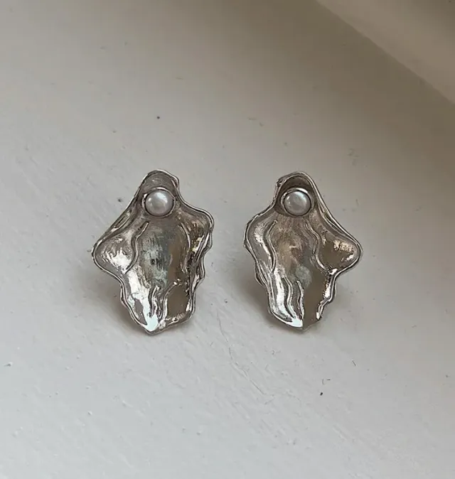 Bedazzled Clam Mini øreringe sølv med perler 3 cm