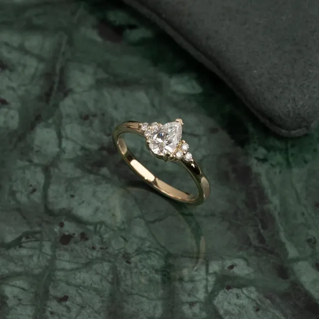 Sisi Copenhagen Triad Pear-Cut ring guld 0,65 ct lab