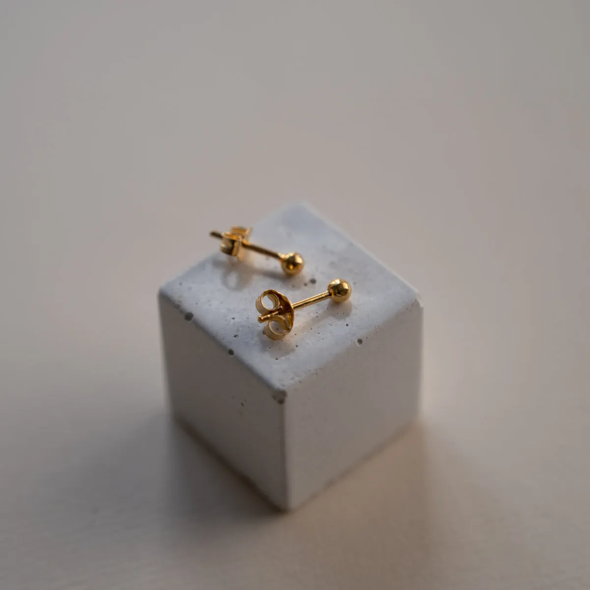 Sisi Copenhagen Dot Golden ørestikkere forgyldt par 2,5mm
