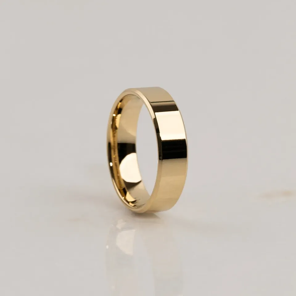 Sisi Copenhagen Beveled Flat Comfort vielsesring 6 mm guld