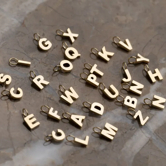 Sisi Copenhagen Letter Solid Gold bogstavsvedhæng 9 kt.