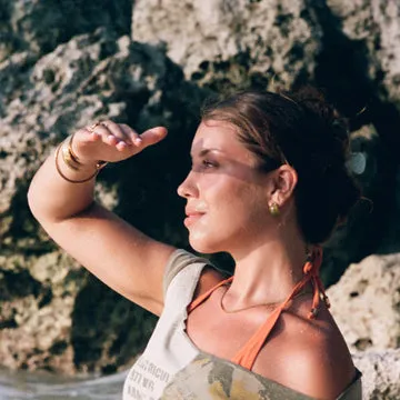 TIMI OF SWEDEN Carin Green Resin ørestikker guld grøn