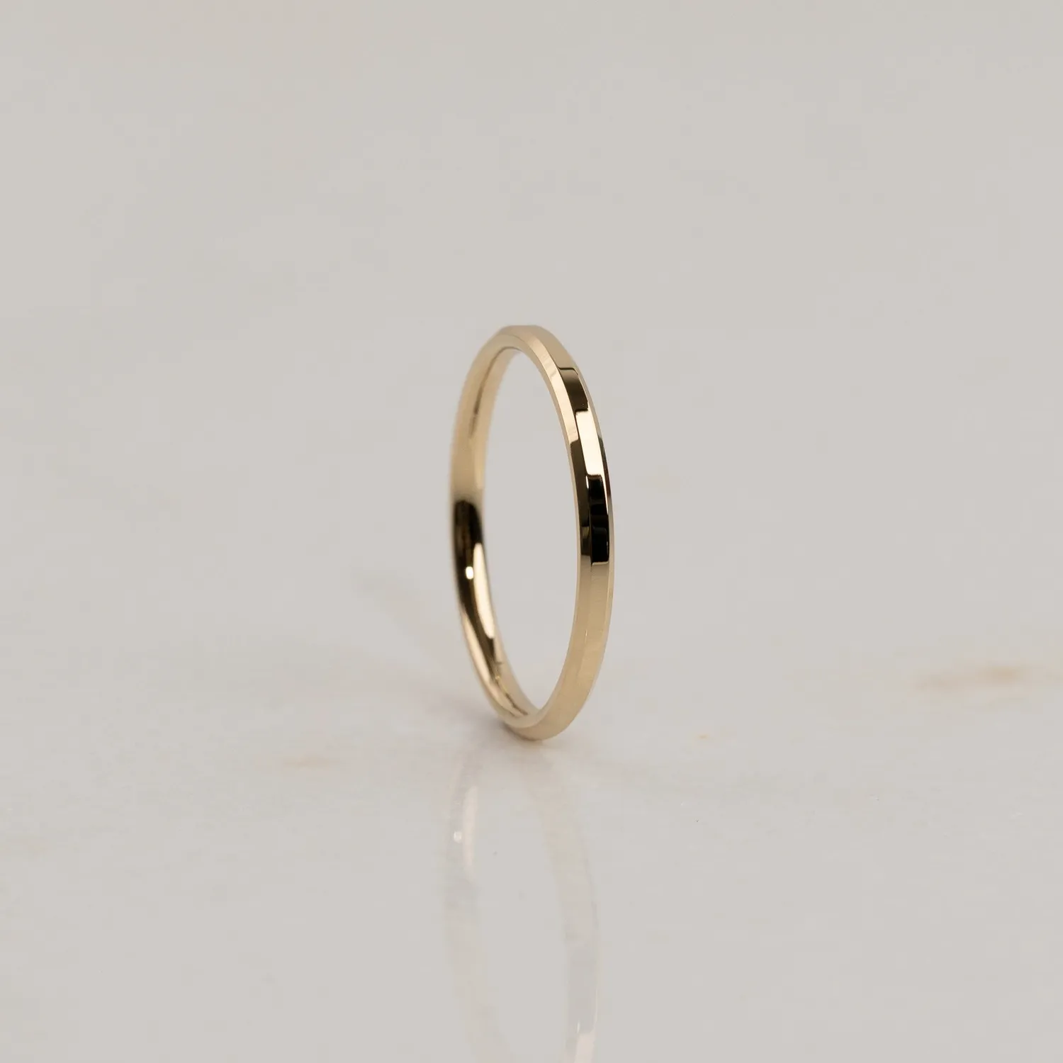 Sisi Copenhagen Beveled Flat Comfort vielsesring guld 2mm