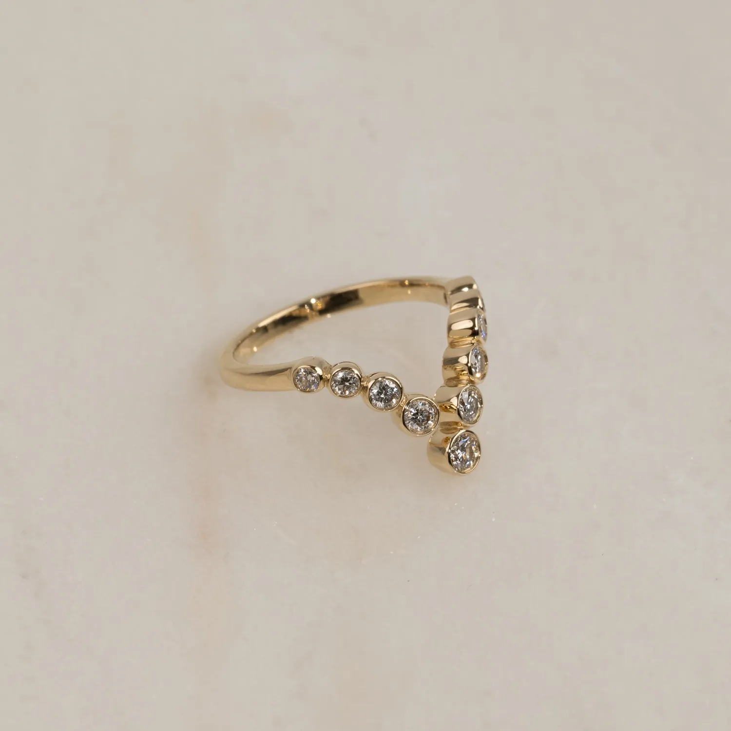 Sisi Copenhagen Graduating Bezel-Set V-design ring 14k guld 53