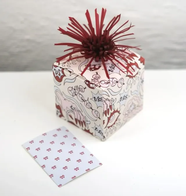 Wos Gift Box Print gaveæske 10x10 cm med sløjfe