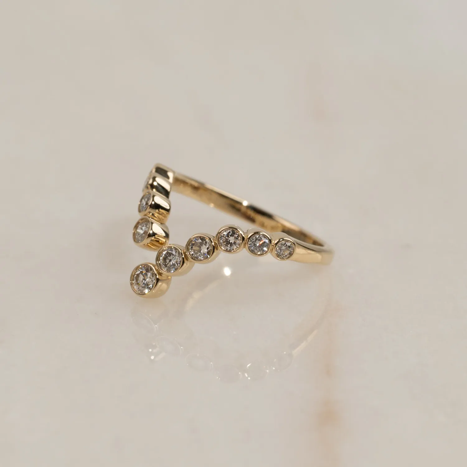 Sisi Copenhagen Graduating Bezel-Set V-design ring 14k guld 53