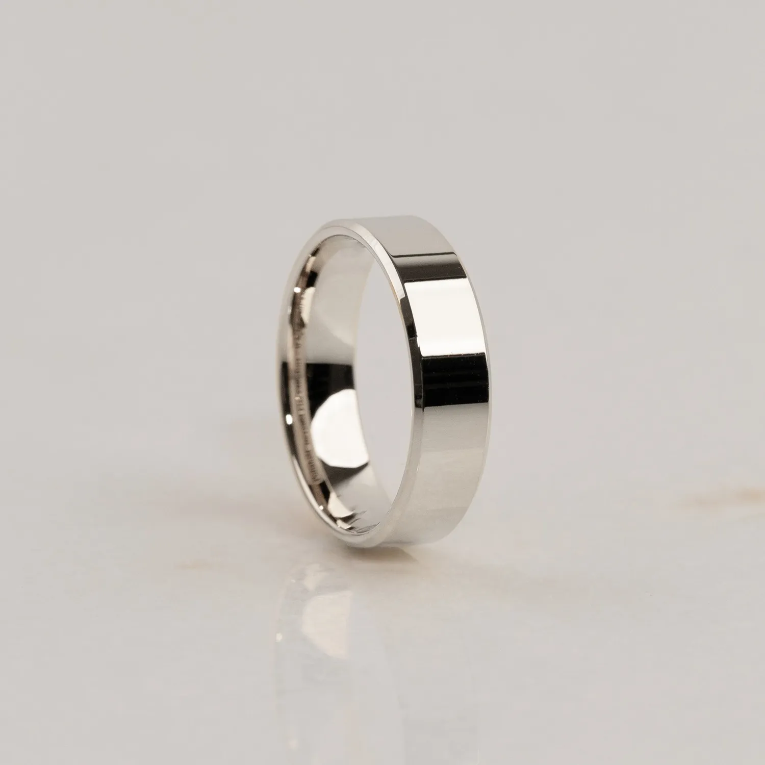Sisi Beveled Flat Comfort vielsesring hvidguld 2,5 mm