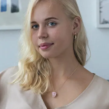 TIMI OF SWEDEN halskæde halvædelsten 42 cm sten