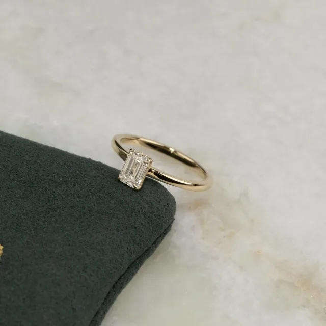 Sisi Copenhagen Solitaire Emerald diamantring 0,75 ct guld