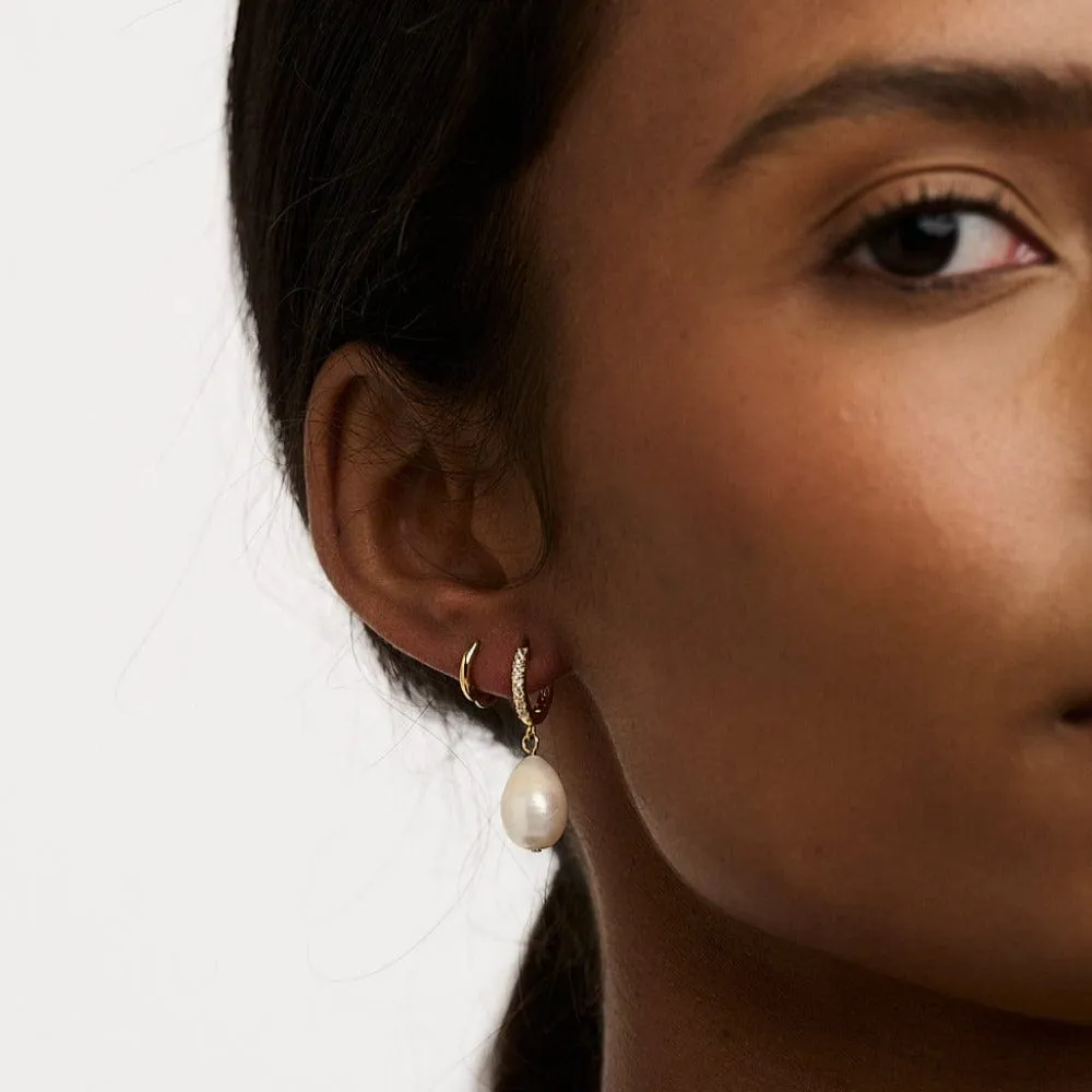 Orelia Pearl Drop Pavé Huggie øreringe forgyldt med perle