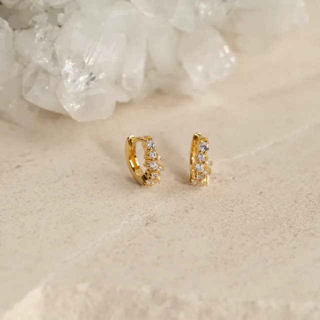 Sisi Copenhagen Clair Crystal Golden Mini Huggie øreringe forgyldt par