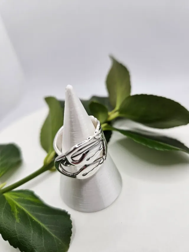 Lene Emanuel Upcyclet klokkeblomst ring træ