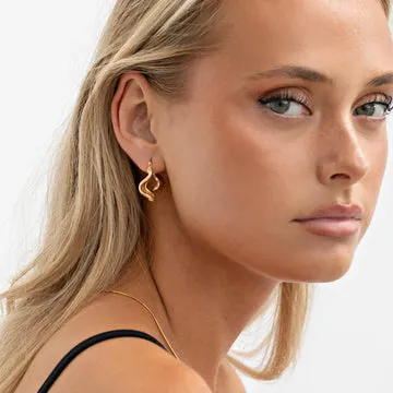 TIMI OF SWEDEN Zeina bølgede hoops messing guld 24 mm