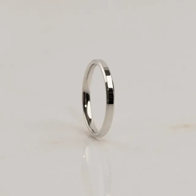 Sisi Copenhagen Beveled Flat Comfort vielsesring 2,5 mm hvidguld