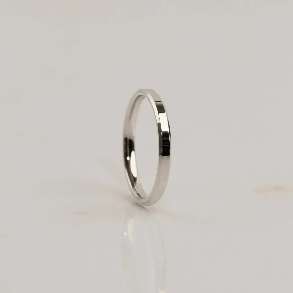 Sisi Copenhagen Beveled Flat Comfort vielsesring 2,5 mm hvidguld