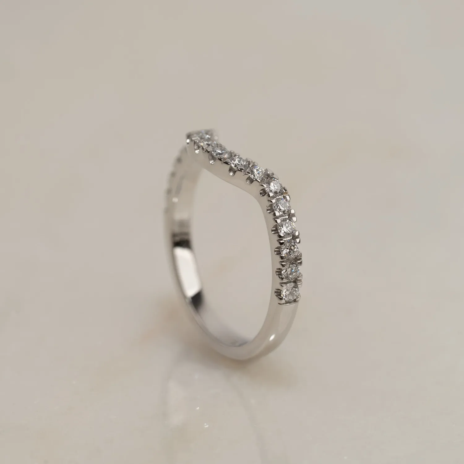 Sisi Copenhagen Wide Curve alliancering 0,36 ct hvidguld