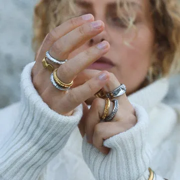 TIMI OF SWEDEN Iben statement ring stål guld justerbar
