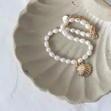 TIMI OF SWEDEN Mermaid Shell perle armbånd forgyldt