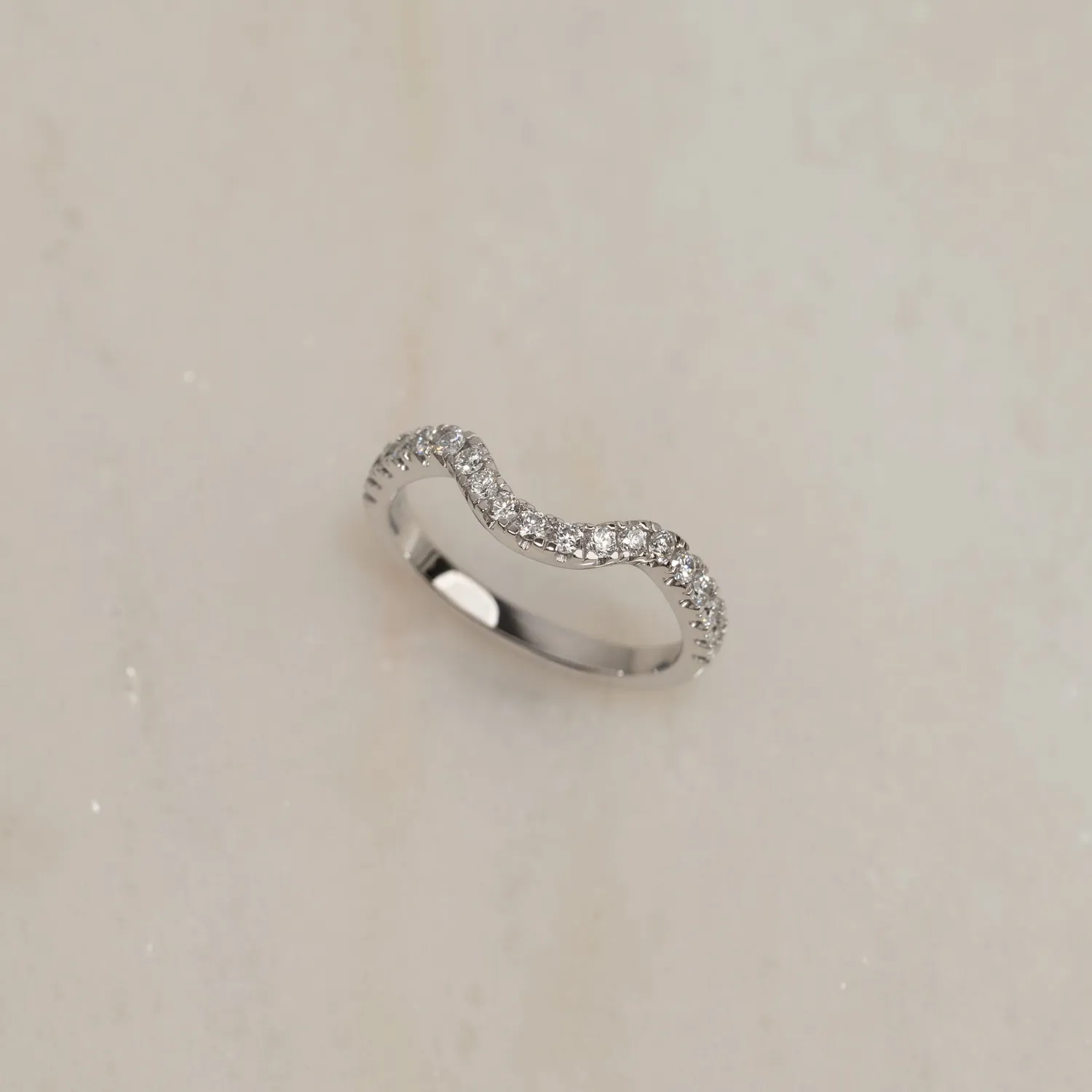 Sisi Copenhagen Wide Curve alliancering 0,36 ct hvidguld