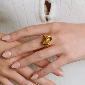 TIMI OF SWEDEN Pella Knot ring stål forgyldt str 18