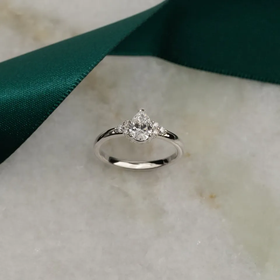 Sisi Copenhagen Triad pære diamantring 0,65ct hvidguld