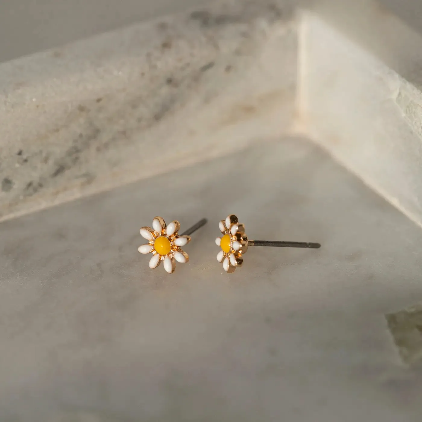 TIMI OF SWEDEN Doris daisy ørestikker guld 6 mm